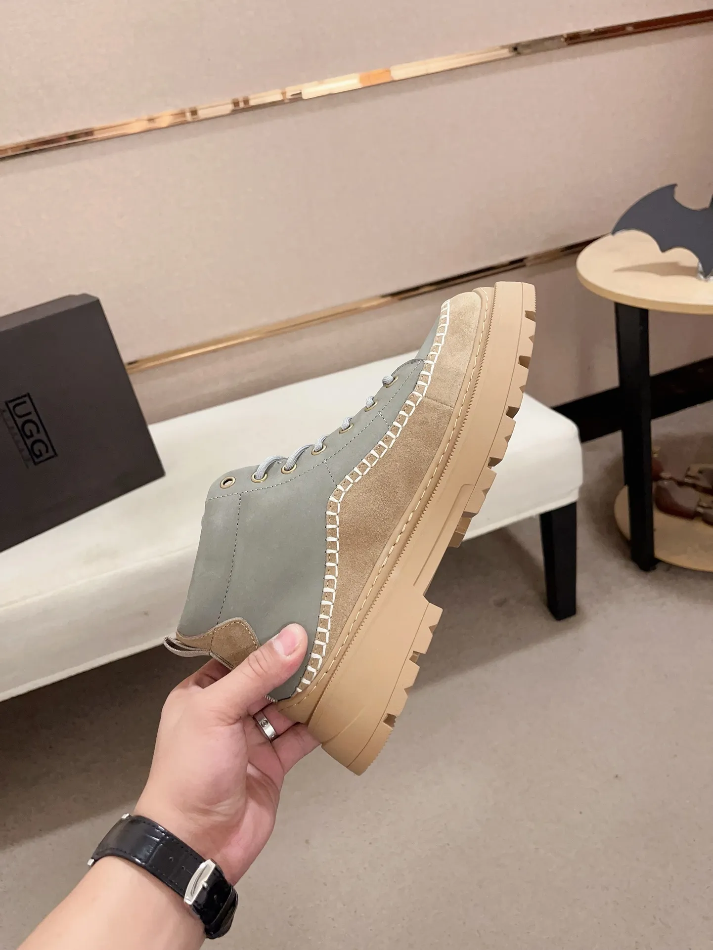 Factory price: 760💰North American men's shoes Ugg ☃️In the special sale of new high-quality men's shoes snow boots in autumn and winter, the nemesis of extreme cold weather! Made of cowhide leather, merino wool lining, and original outsole, whether driving, outdoor or daily wear, there is always one that suits you! Code number 39-44